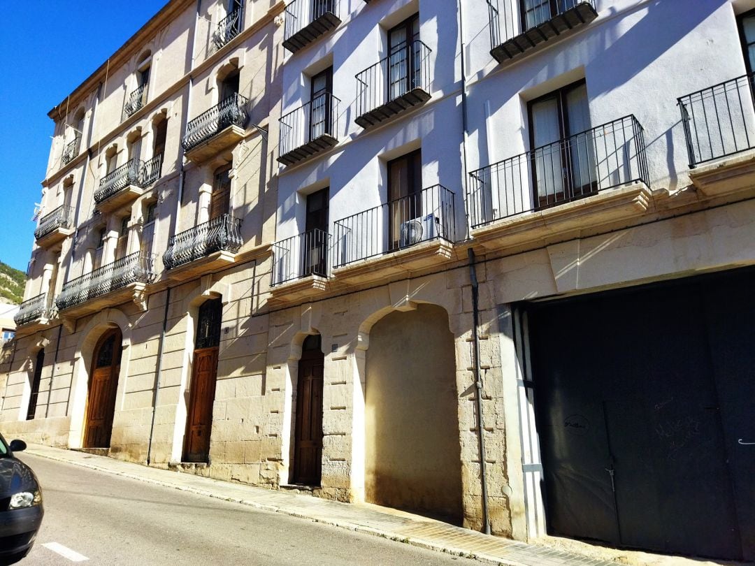 El Ayuntamiento de Alcoy adjudica las obras para adecuar los dos bloques de viviendas de la calle Tibi como conjunto administrativo en Rodes.