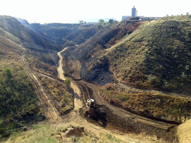 Ladera hacia el río Henares contaminada tras el incendio de la planta