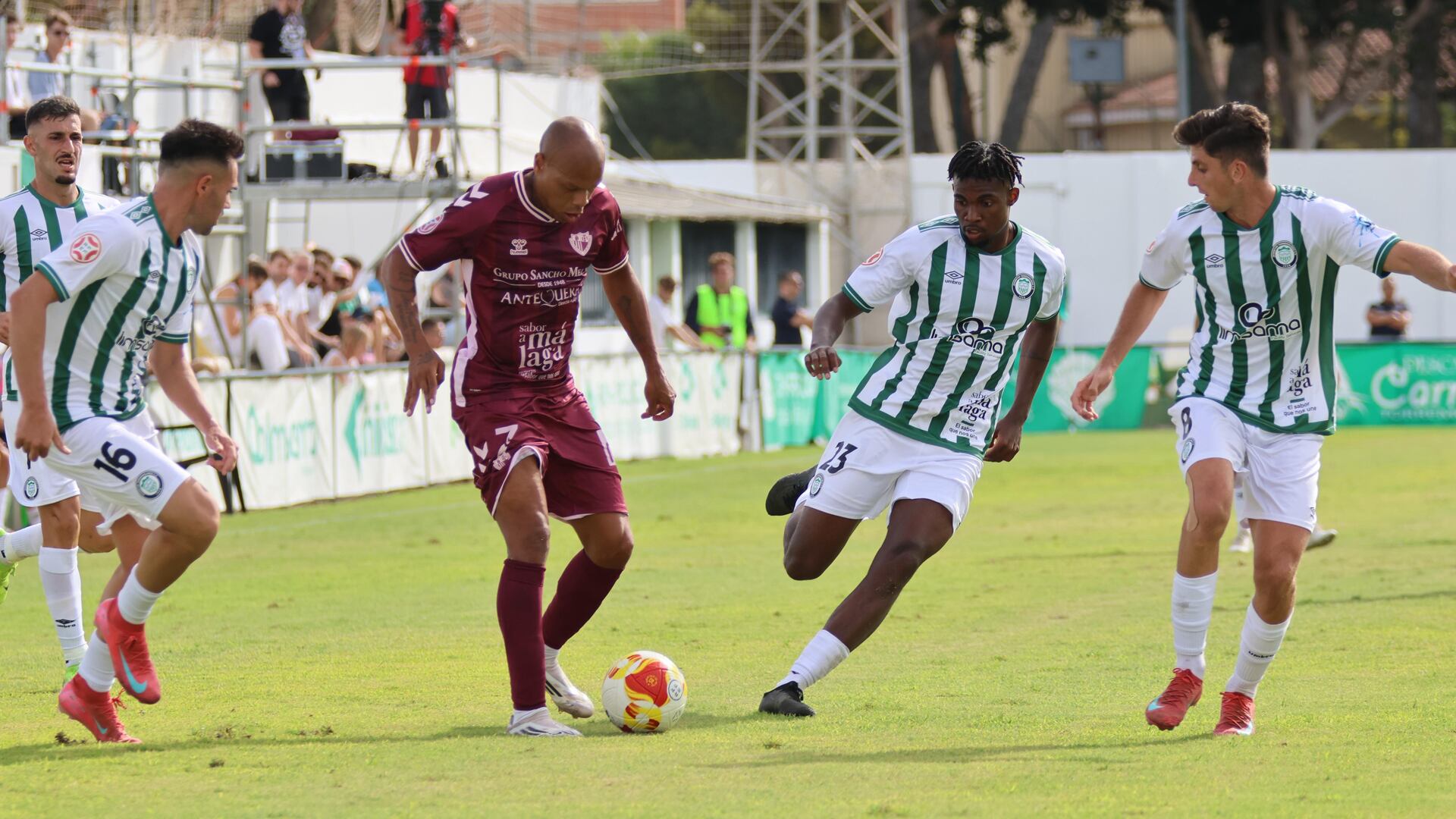Jonathan Biabiany, del Antequera CF, encara a varios futbolistas el Juventud Torremolinos en El Pozuelo