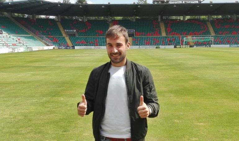 El nuevo jugador del Salmantino CF en el estadio Helmántico