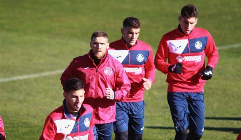 Antunes (2i) y Arambarri (2d) se ejercitan durante un entrenamiento del Getafe esta pasada temporada.