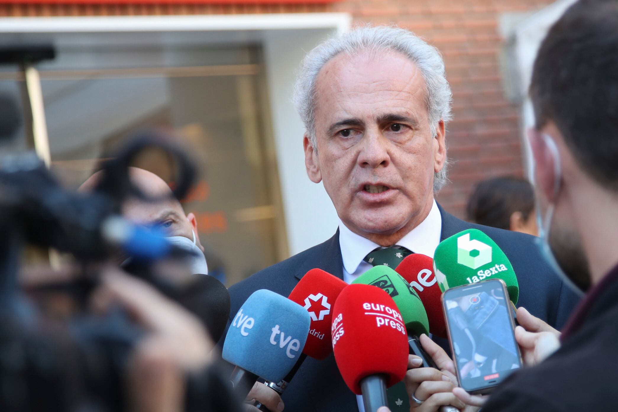 MADRID, 10/05/2022.- El consejero de Sanidad de la Comunidad de Madrid, Enrique Ruíz Escudero, atiende a la prensa durante la inauguración del servicio de Urgencias del Hospital Vithas Madrid La Milagrosa. EFE/ David Fernández
