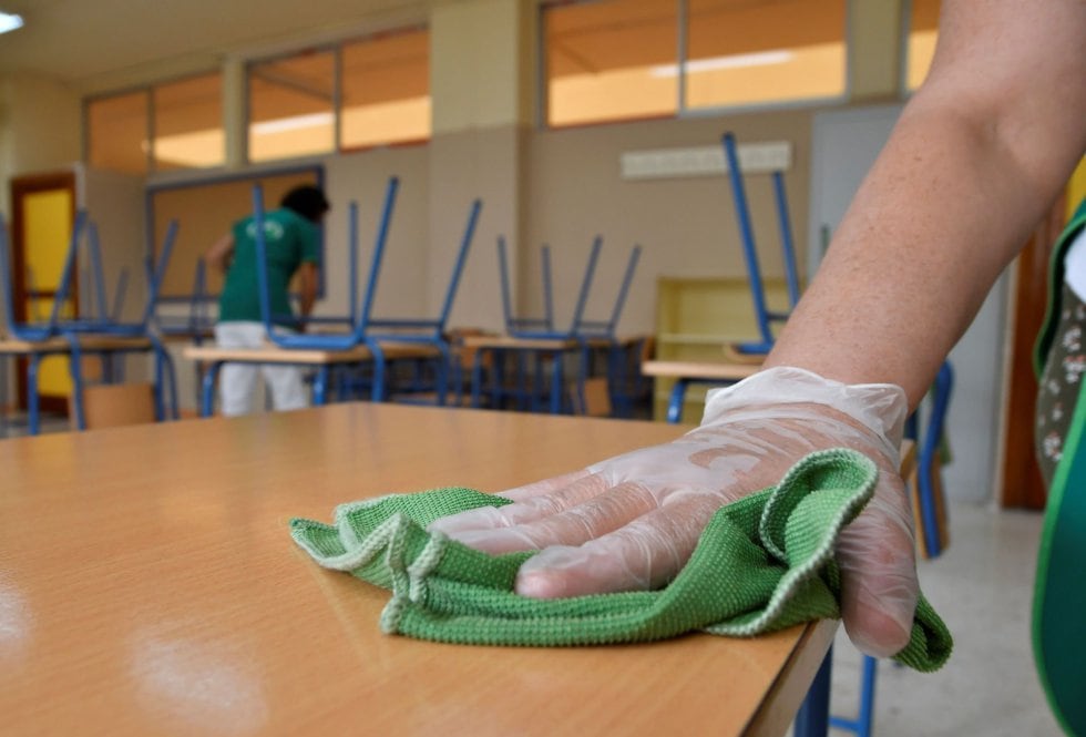 Personal de limpieza prepara las aulas del I.E.S. Maestro Padilla de Almería.