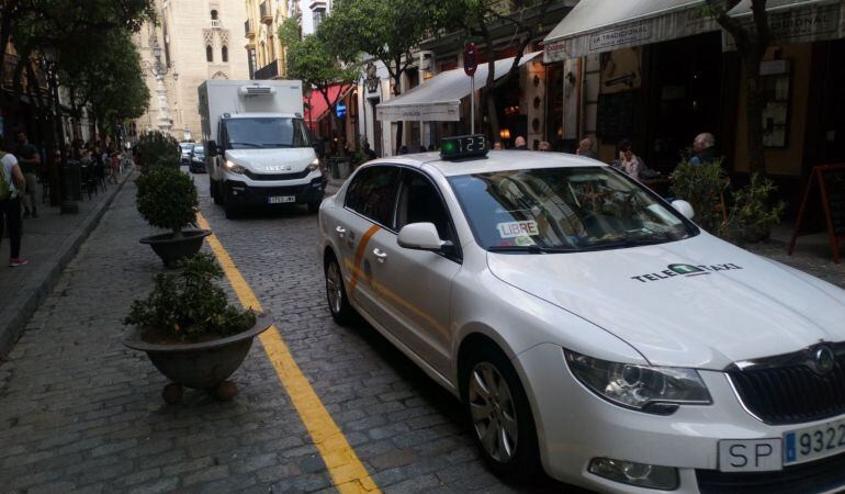 Los vehículos seguían discurriendo por la calle Mateos Gago junto a los macetones que ahora impiden el aparcamiento