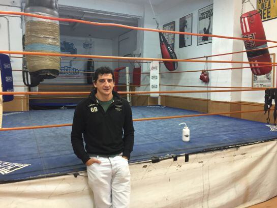 Jero posa apoyado en el ring de su gimnasio tras la realización de la entrevista