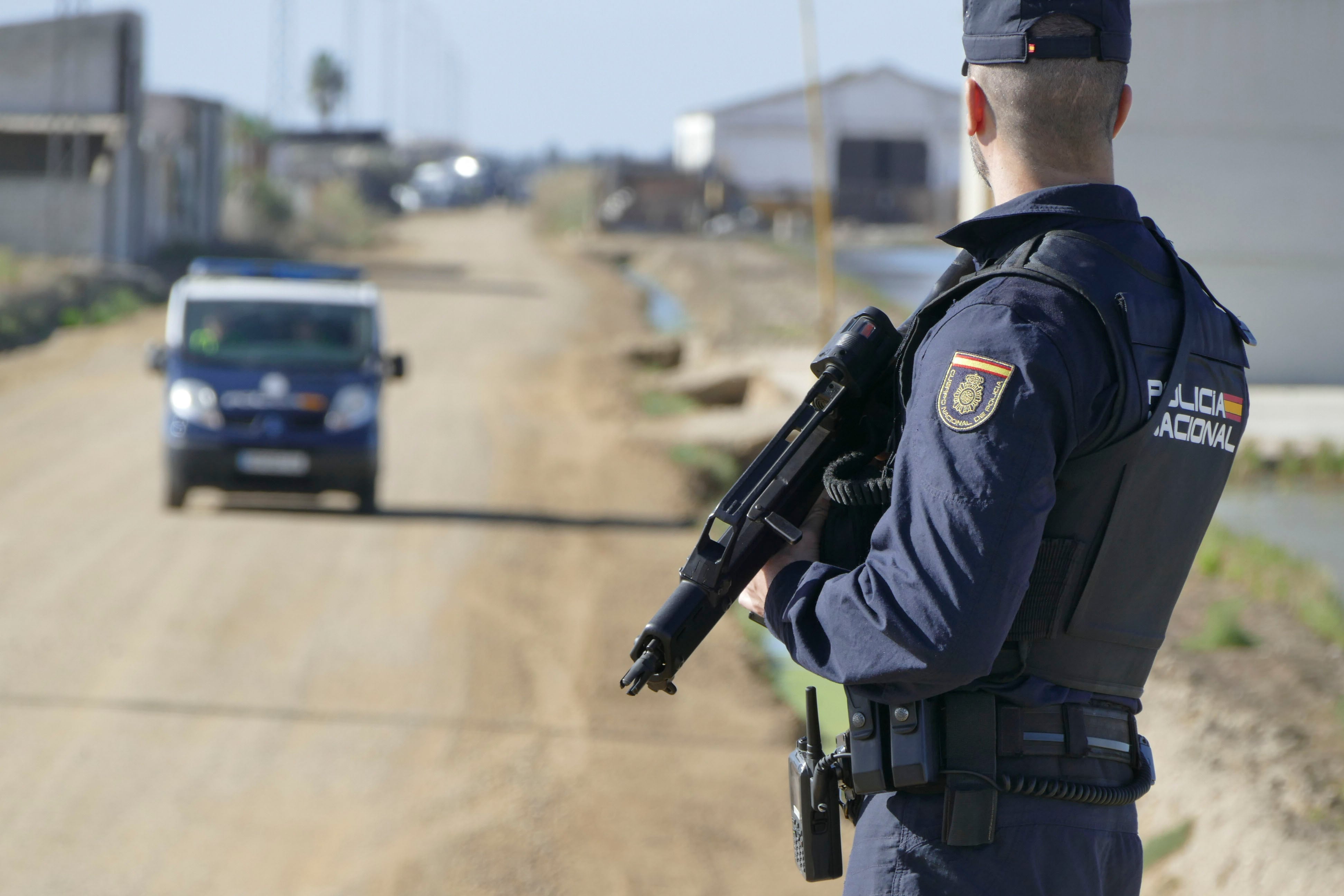 SEVILLA, 08/11/2025.- Agentes de policía desplegados frente a la nave en la que se encuentra atrincherado en Isla Mayor (Sevilla). El policía nacional herido de gravedad por un disparo se encuentra grave, pero estable, tras ser operado de urgencia en el hospital Virgen del Rocío de Sevilla. El policía participaba en una operación de vigilancia de lucha contra el narcotráfico a través del río Guadalquivir y ha resultado herido en un tiroteo durante el asalto a una 'guardería de la droga' en dicha localidad. EFE/ David Arjona