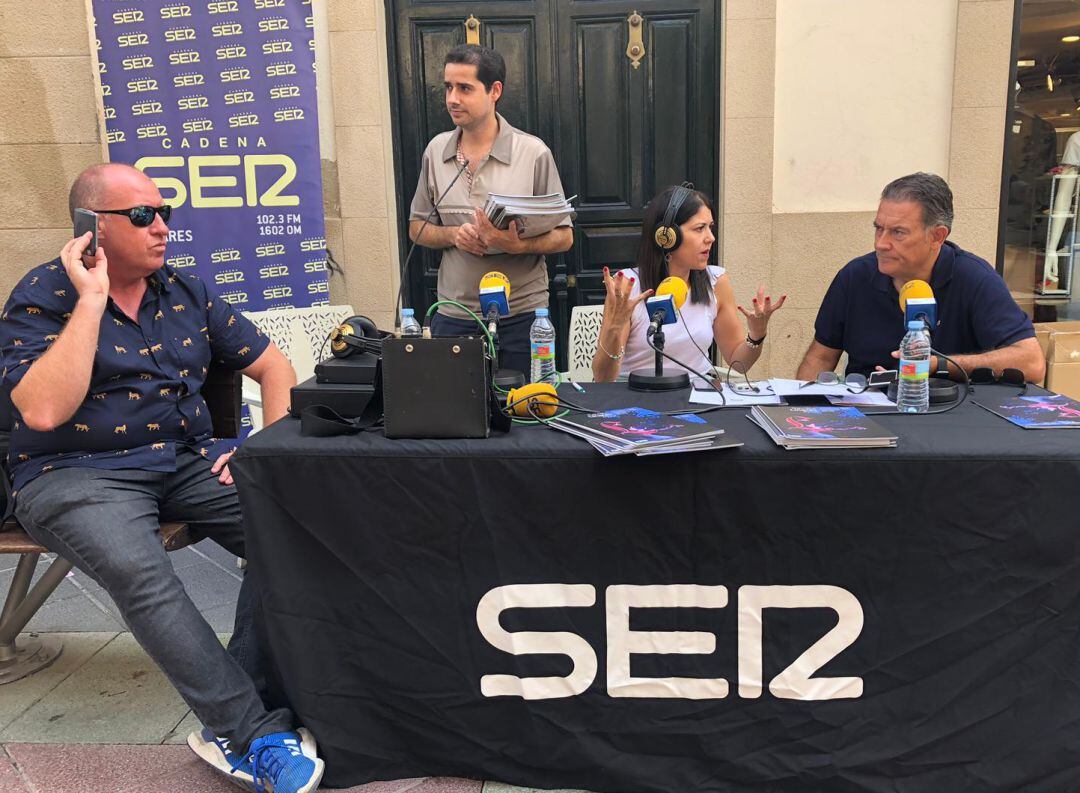 Momento del especial Hoy por Hoy Linares Comarca Norte, desde el Pasaje del Comercio.