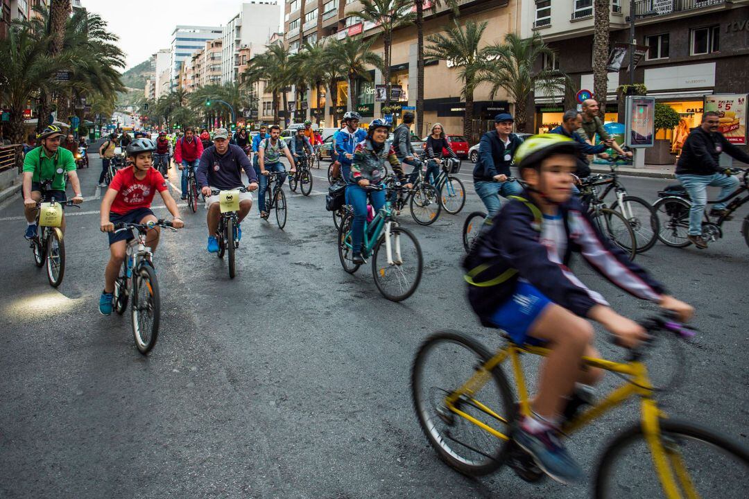 La Masa Crítica de Alicante circulando por la avenida Alfonso El Sabio