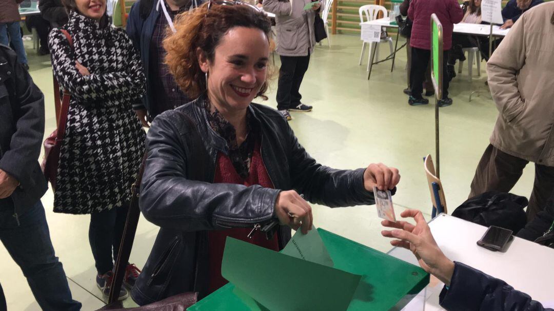 Ana Naranjo ejerce su derecho al voto