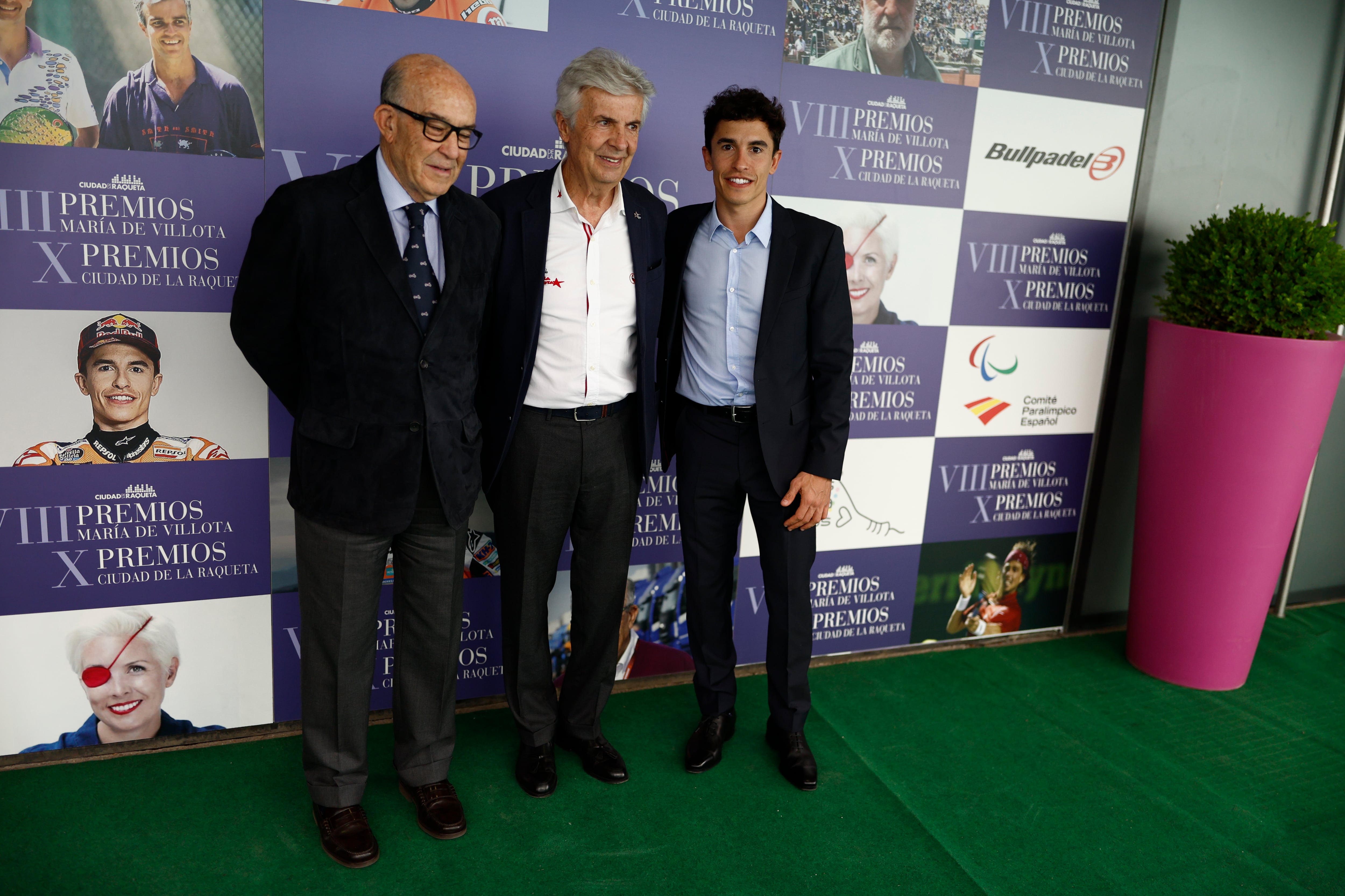 GRAF066. MADRID, 09/05/2022.- Carmelo Ezpeleta (i), consejero delegado de la empresa Doma Sports, galardonado con el premio "Trayectoria Deportiva", y el piloto y seis veces campeón de Moto GP, Marc Márquez (d), premio en la categoría "Hazaña deportiva", posan junto al expiloto de automovilismo Emilio de Villota (c), este lunes durante los VIII Premios María de Villota y X Premios Ciudad de la Raqueta correspondientes a 2021, este lunes en Madrid. EFE/ Rodrigo Jiménez
