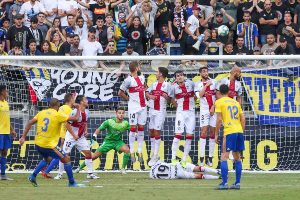 Fali lanza una falta al borde del área