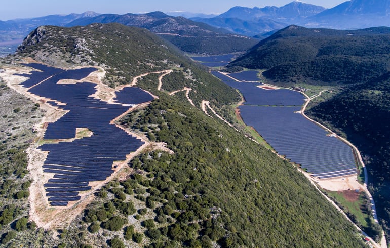 Parque fotovoltáico de ABO en Margariti (Grecia) puesto en marcha en 2023 en una zona de orografía complicada