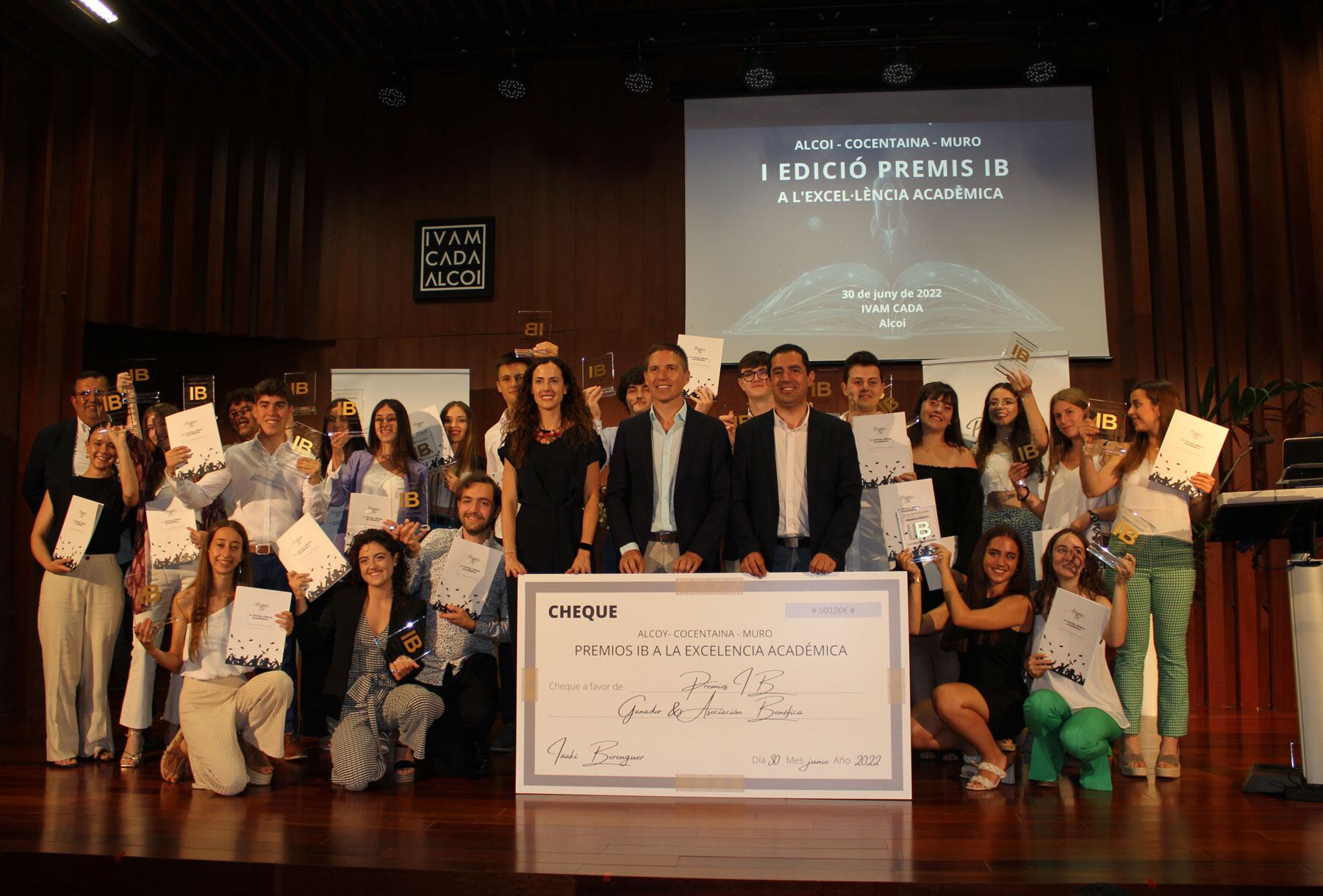 Iñaki Berenguer, junto a los alcaldes de Alcoy y Cocentaina en el centro, y los 21 jóvenes premiados con sus trofeos