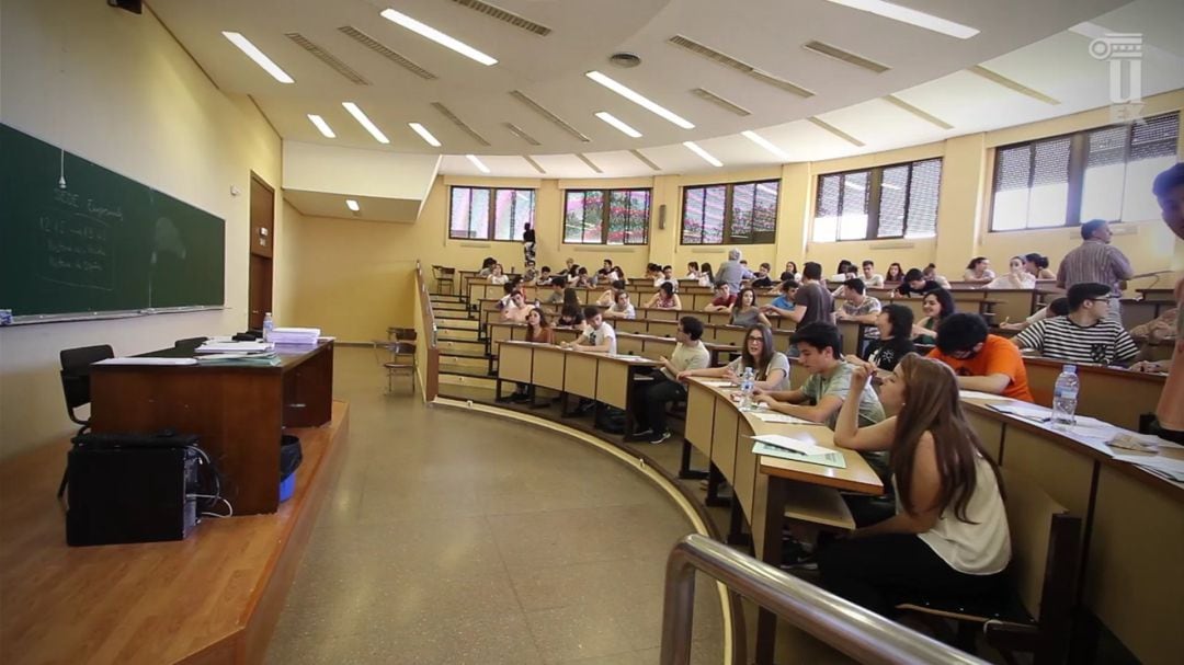 Alumnos extremeños realizan las pruebas de la EBAU, en una imagen de archivo. 