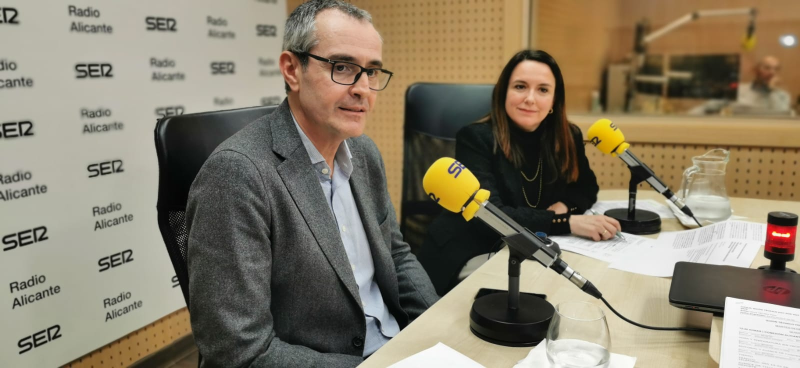 El director general de Aguas de Alicante, Sergio Sánchez, y la directora de Desarrollo Sostenible, Amelia Navarro, en Hoy por Hoy Alicante