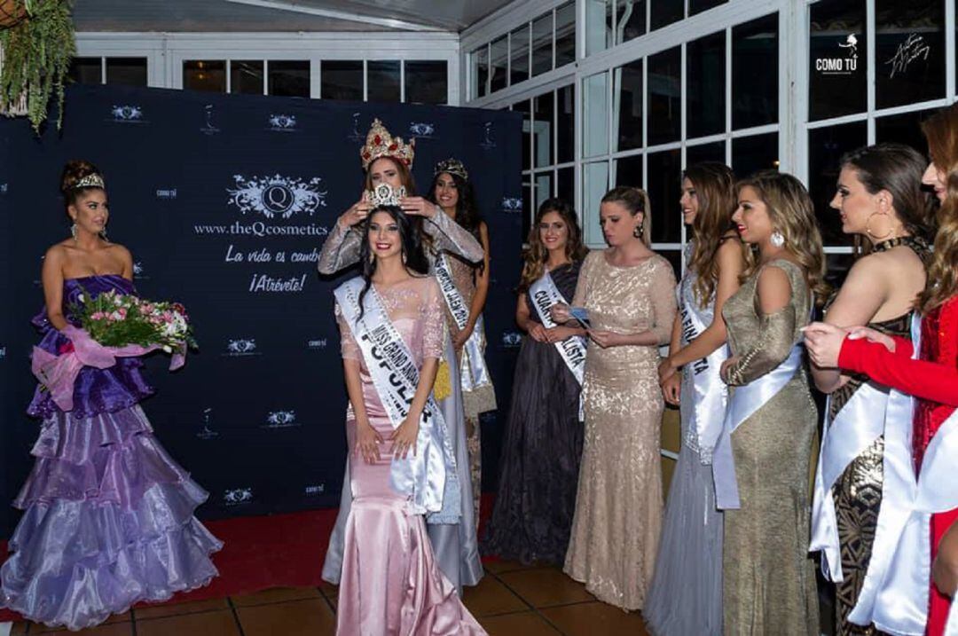 Momento de la coronación de María José Parra como Miss Grand Andalucía 2.019