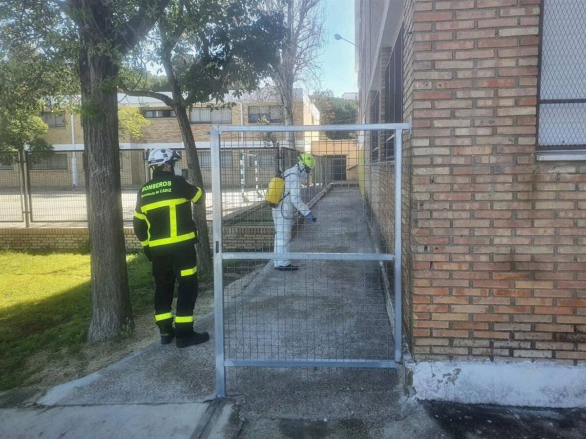 Los bomberos colaboran en la desinfección de colegios