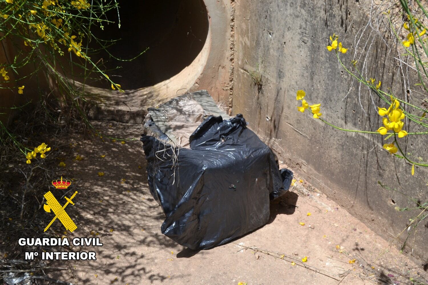 Paquete con droga recuperado en los alrededores de la autovía A-I