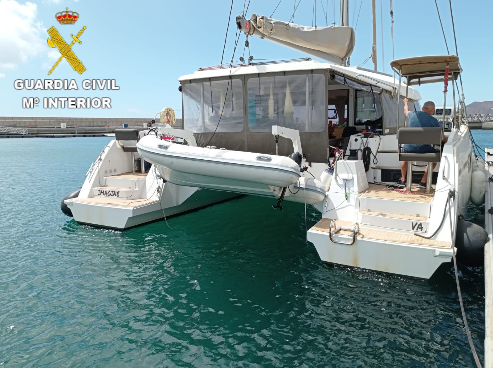 El catamarán rescatado, en el puerto de Corralejo.