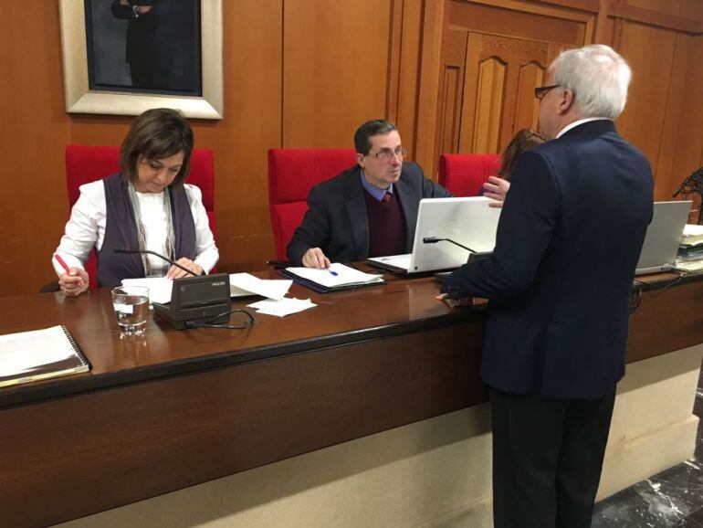 Emilio Aumente en un Pleno del Ayuntamiento de Córdoba