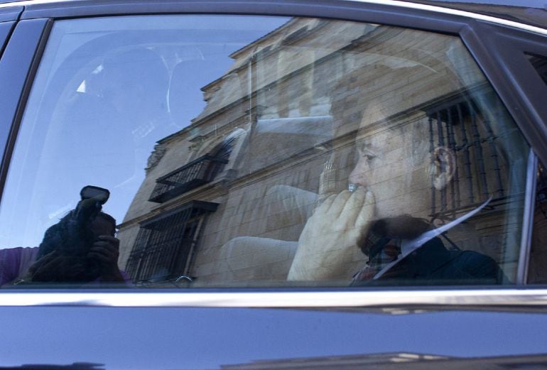 GRA069 LEÓN, 27/10/2014.- El presidente de la Diputación de León, Marcos Martínez, d., uno de los 51 detenidos hoy por la Guardia Civil en la trama de corrupción municipal y autonómica, sale detenido de la sede de la Diputación esta mañana.En la misma operación policial en la que ha sido arrestado también el exnúmero dos de Esperanza Aguirre, Francisco Granados exsecretario general del PP de Madrid. EFE/J.Casares