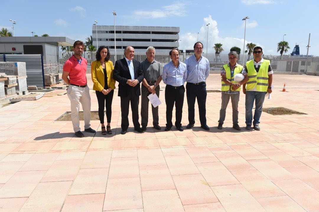 El alcalde de Algeciras y el presidente de la APBA junto a técnicos de ambas instituciones