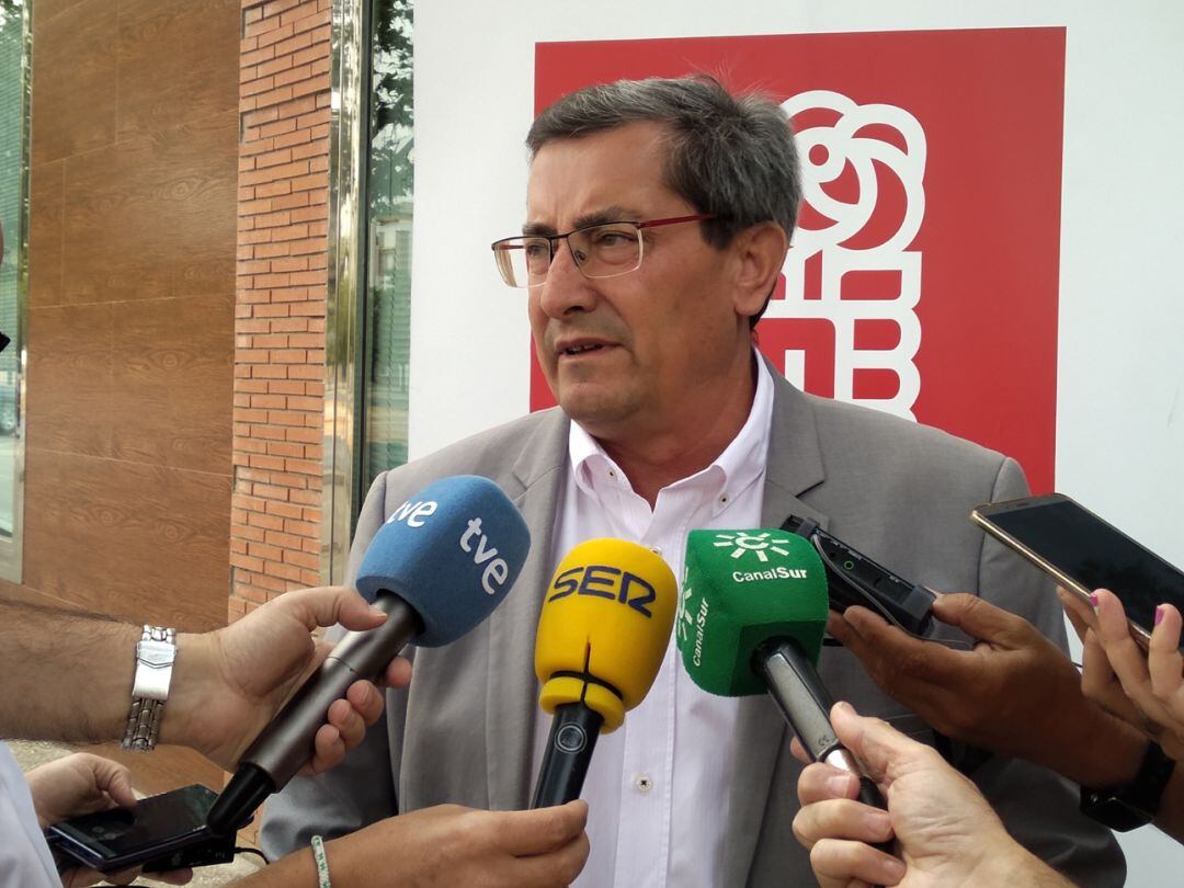 El secretario provincial del PSOE de Granada, José Entrena, atiende a los medios de comunicación a las puertas de la sede de la organización