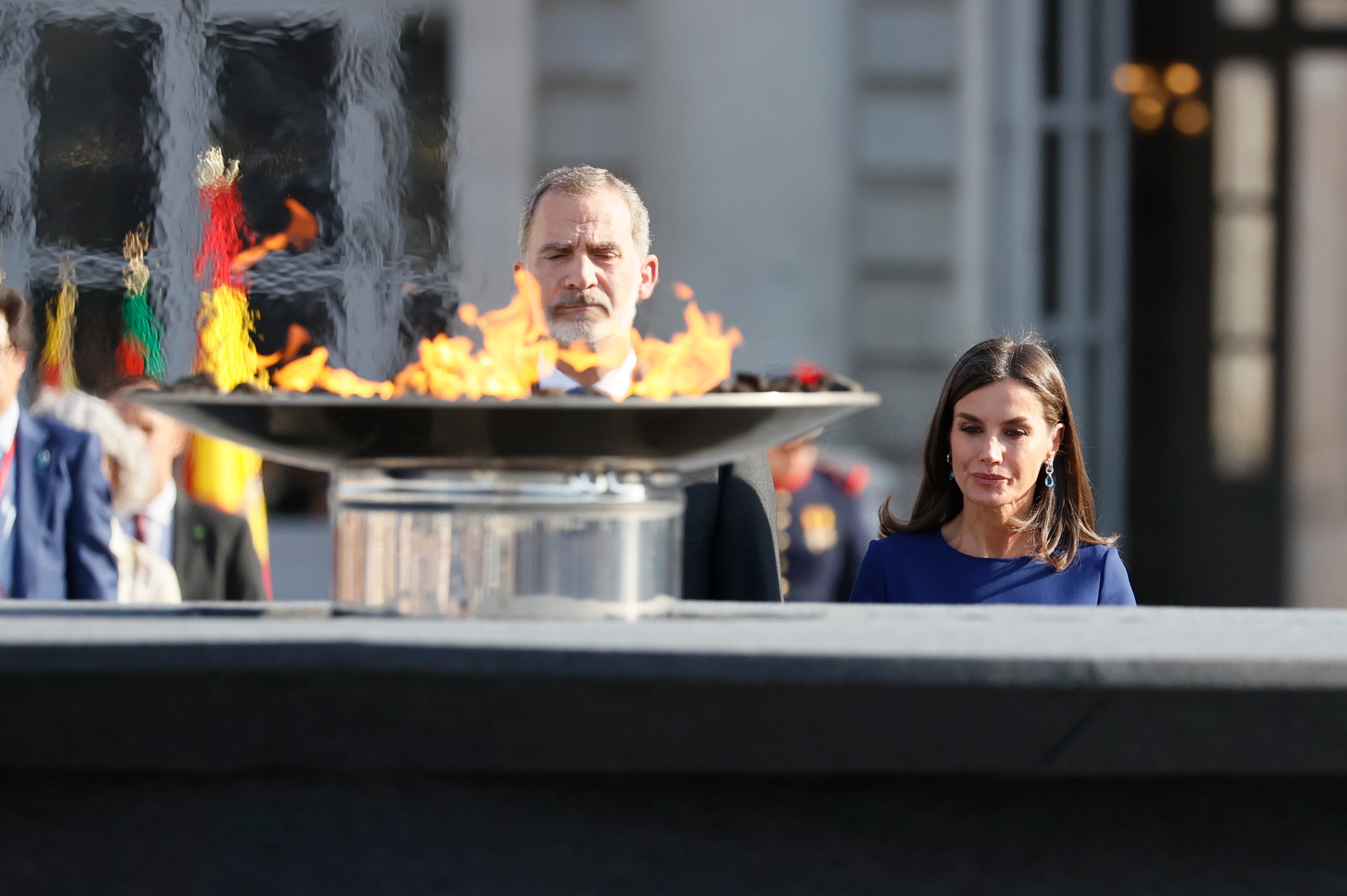 El rey Felipe VI (i) y la reina Letizia (d) durante el tercer homenaje de Estado a las víctimas de la covid-19 y de reconocimiento a la labor del personal celebrado en la Plaza de la Armería del Palacio Real de Madrid este viernes.