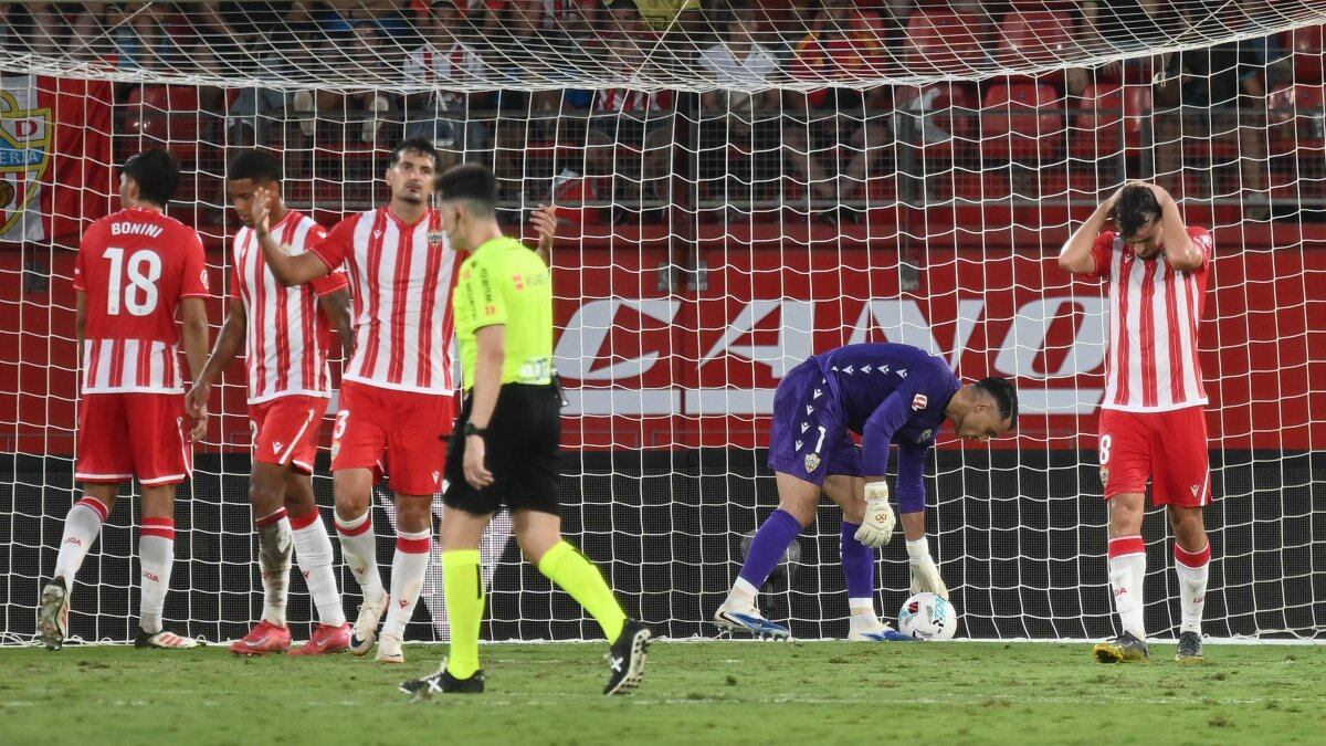 Desesperación total en el equipo rojiblanco después de encajar el tercer gol, obra de Gustavo Puerta.