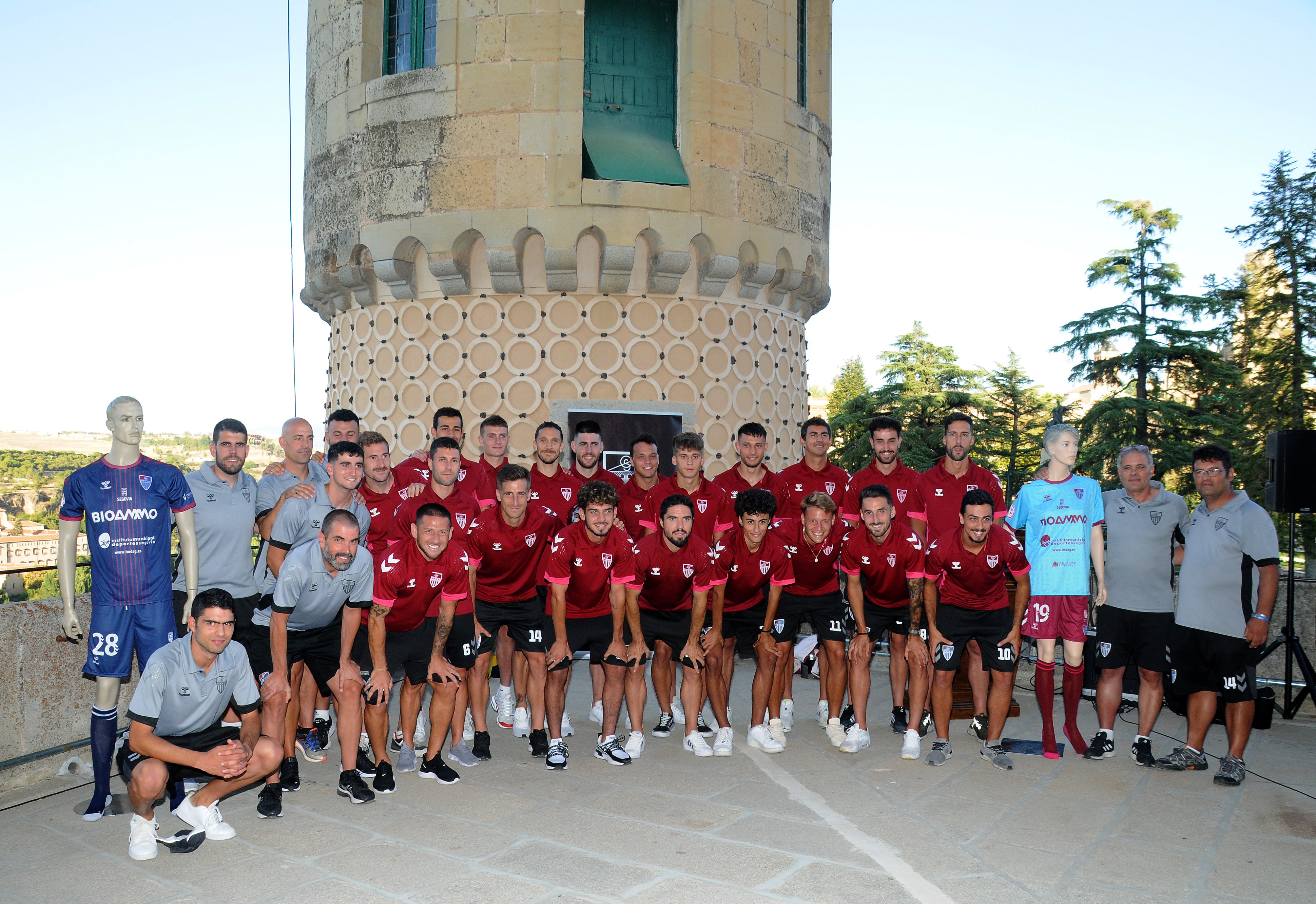 El Alcázar ha sido el lugar elegido para la presentación en sociedad del equipo y de la nueva equipación que lucirán los jugadores esta temporada