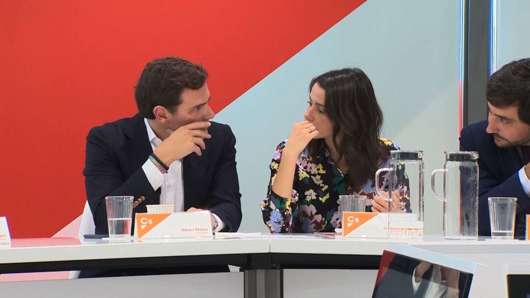 Rivera y Arrimadas conversan durante una reunión del Comité Ejecutivo de Ciudadanos este año. 
 