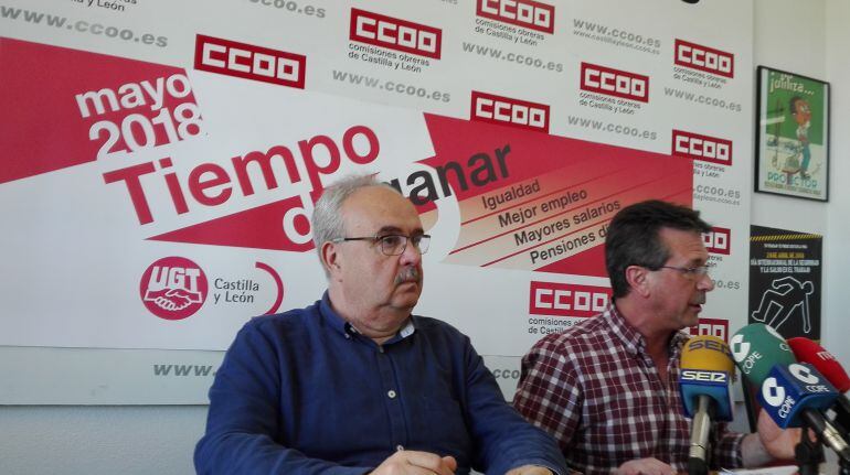 Los secretarios provinciales de UGT, Ángel del Carmen, y de CCOO, Manuel Prieto, en la presentación de los actos del 1º de Mayo 2018
