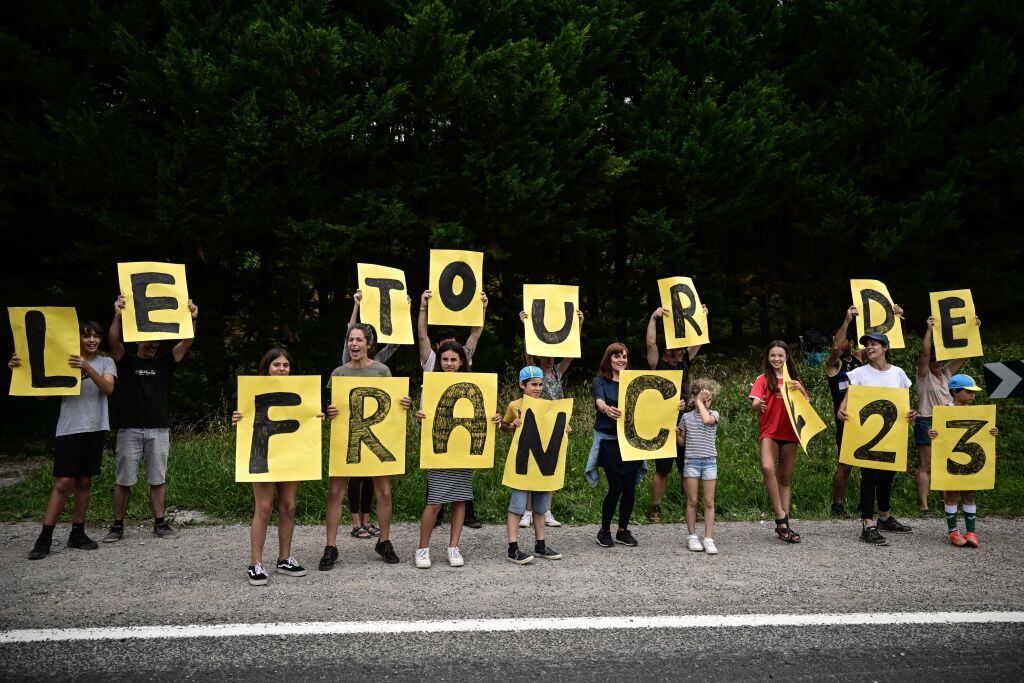 Un grupo de niños saluda al pelotón del Tour de Francia