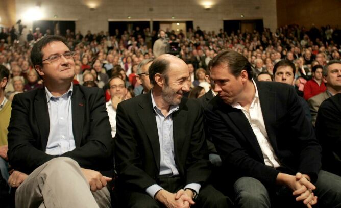 Acto del PSOE el 5 de febrero de 2011 con Rubalcaba en el centro de Oscar López y Oscar Puente
