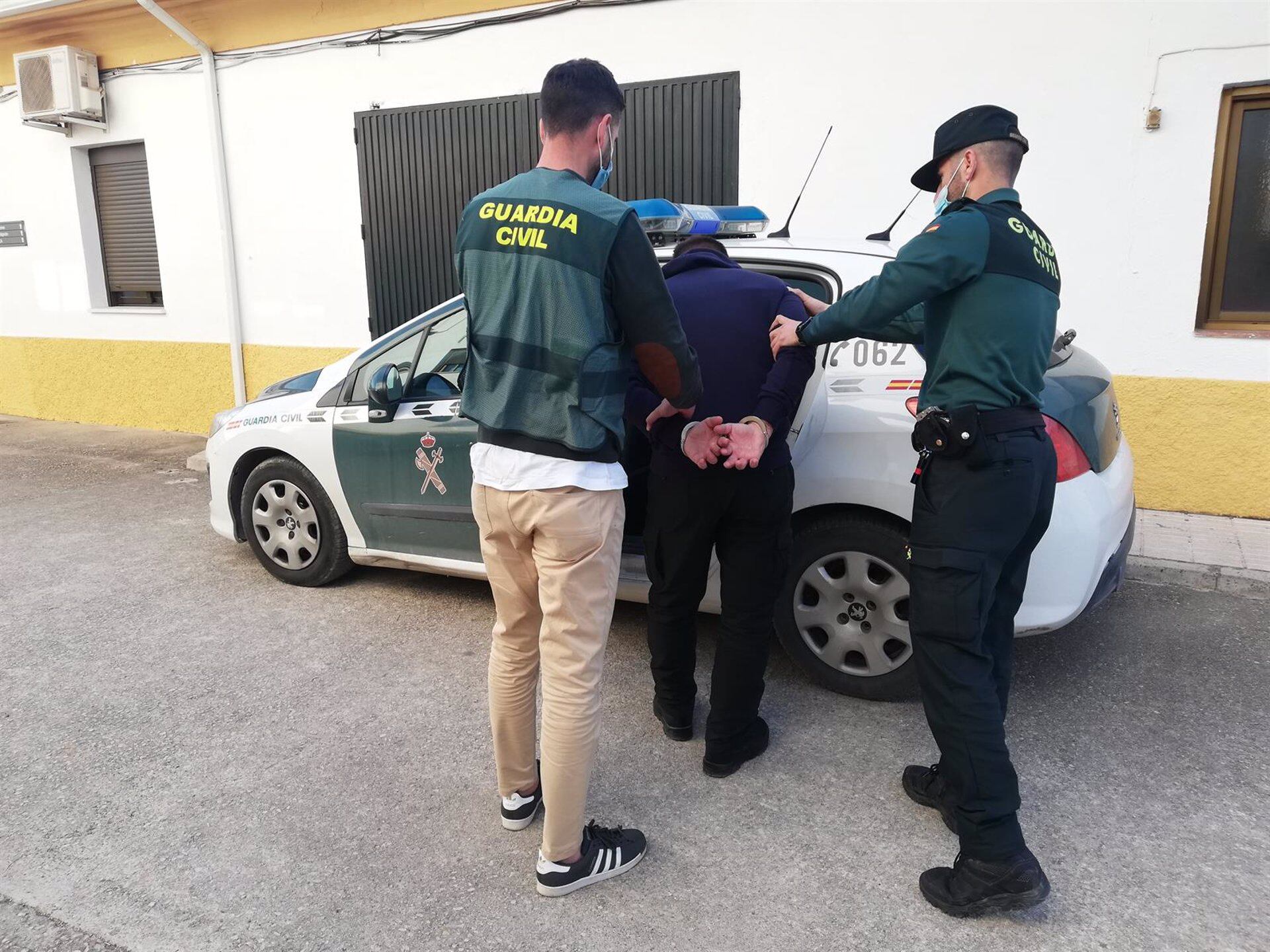 Traslado de uno de los detenidos en los robos de en cortijos de Jaén por parte de agentes de la Guardia Civil