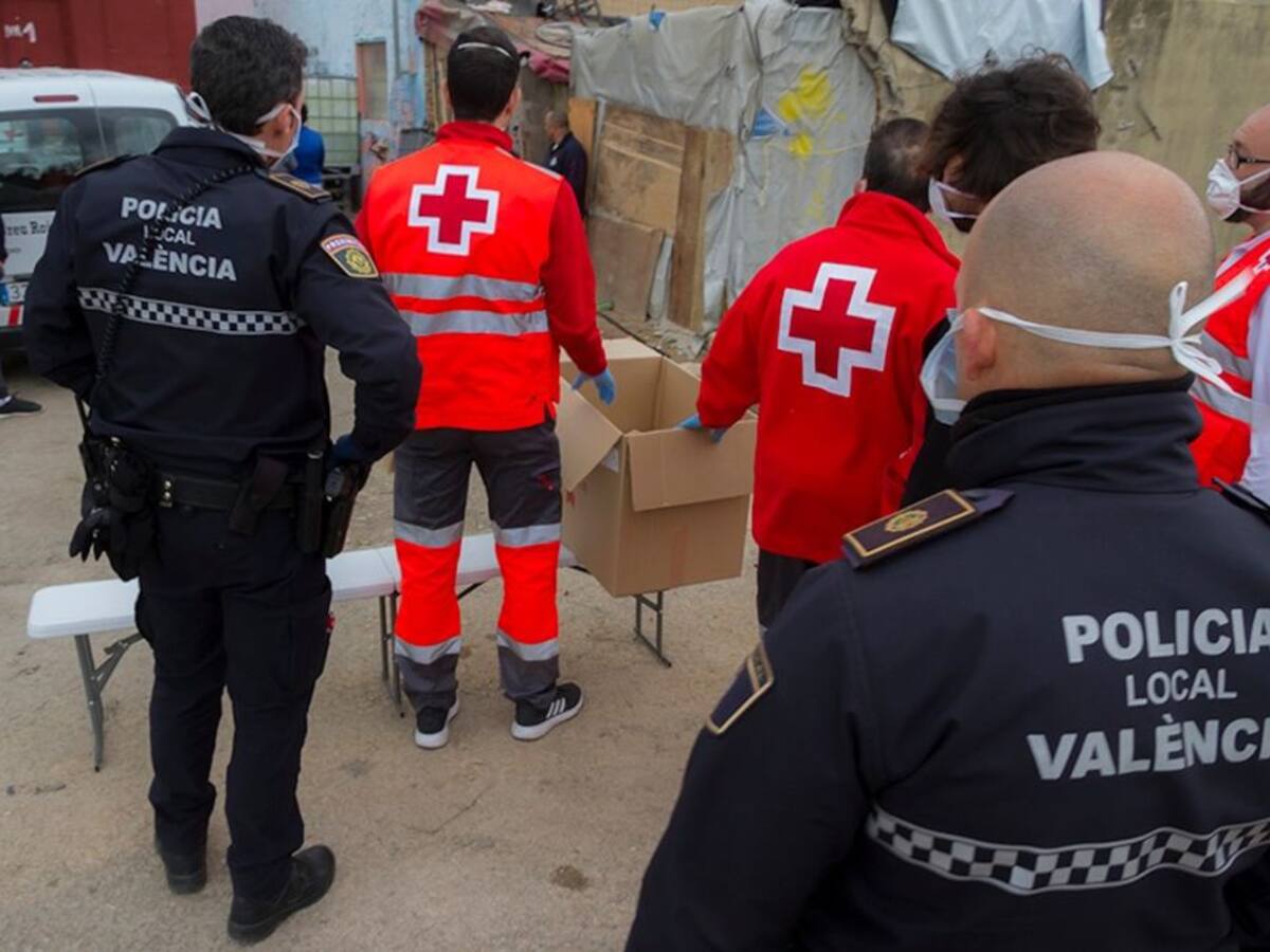 La Policía Local de València multiplica por seis sus atenciones humanitarias durante el estado de alarma