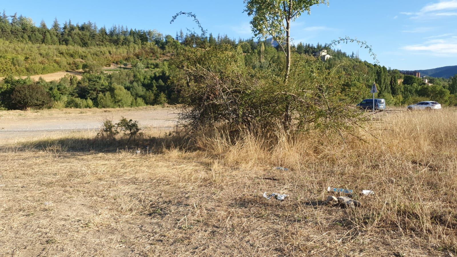 Suciedad junto al río Aragón este fin de semana