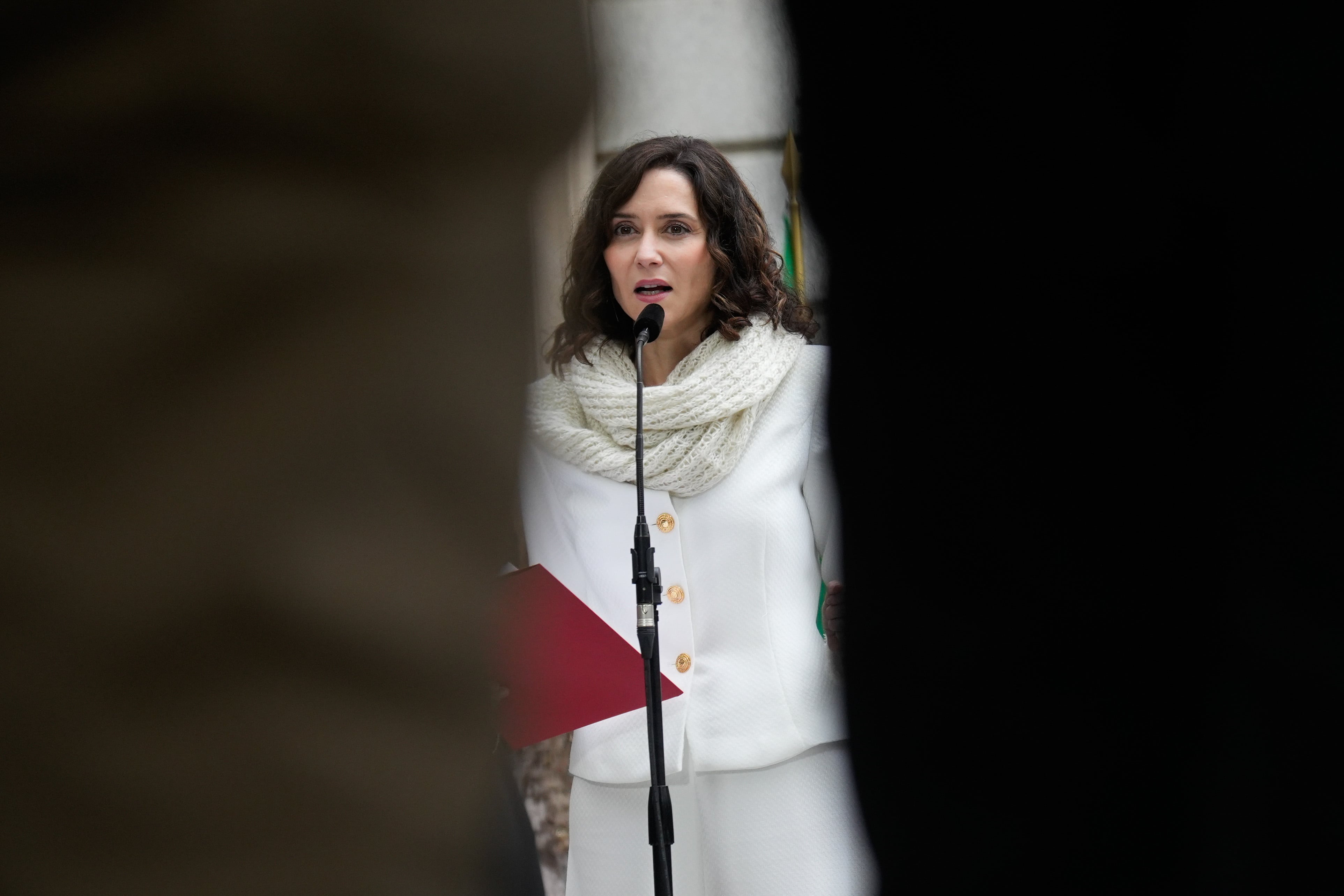 MADRID, 06/12/2025.- La presidenta de la Comunidad de Madrid, Isabel Díaz Ayuso, hace una declaración a la prensa a su llegada al acto institucional por el Día de la Constitución, este sábado, en Madrid. EFE/Borja Sánchez-Trillo
