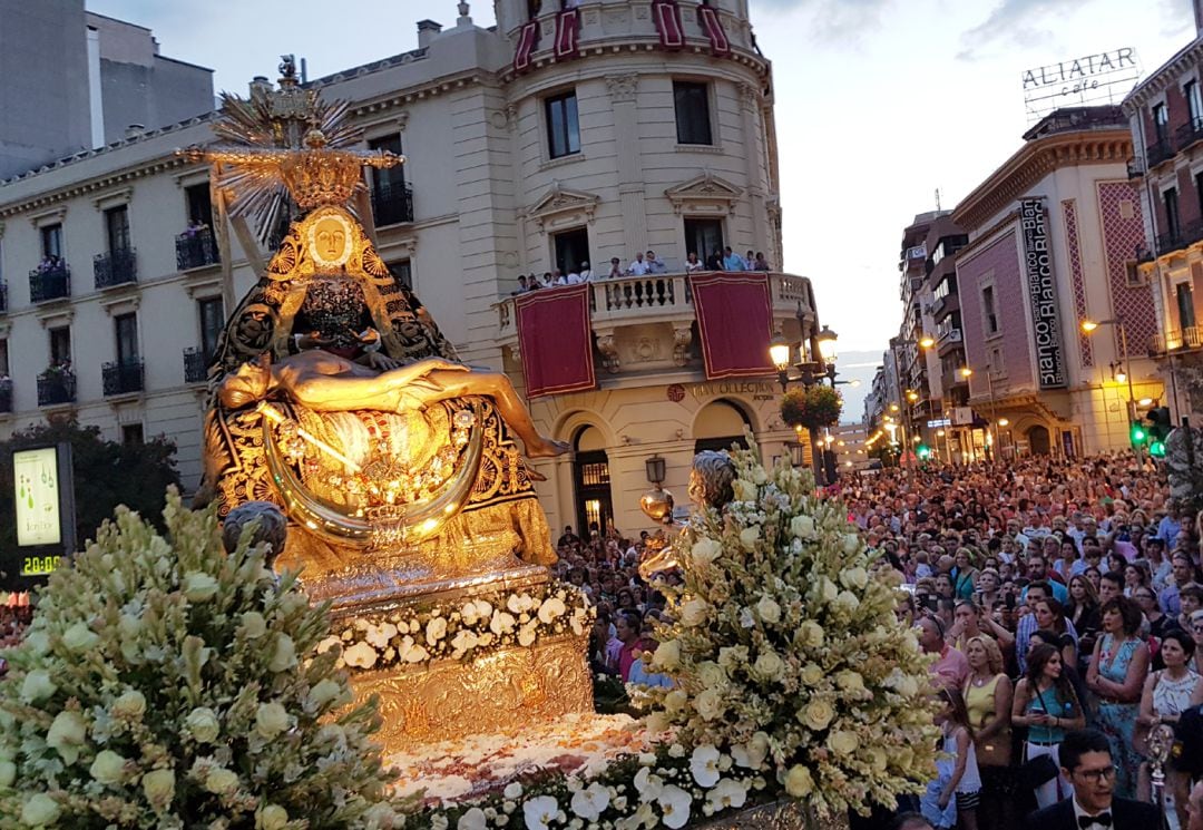 Imagen de archivo de la procesión de la Virgen de las Angustias en Granada