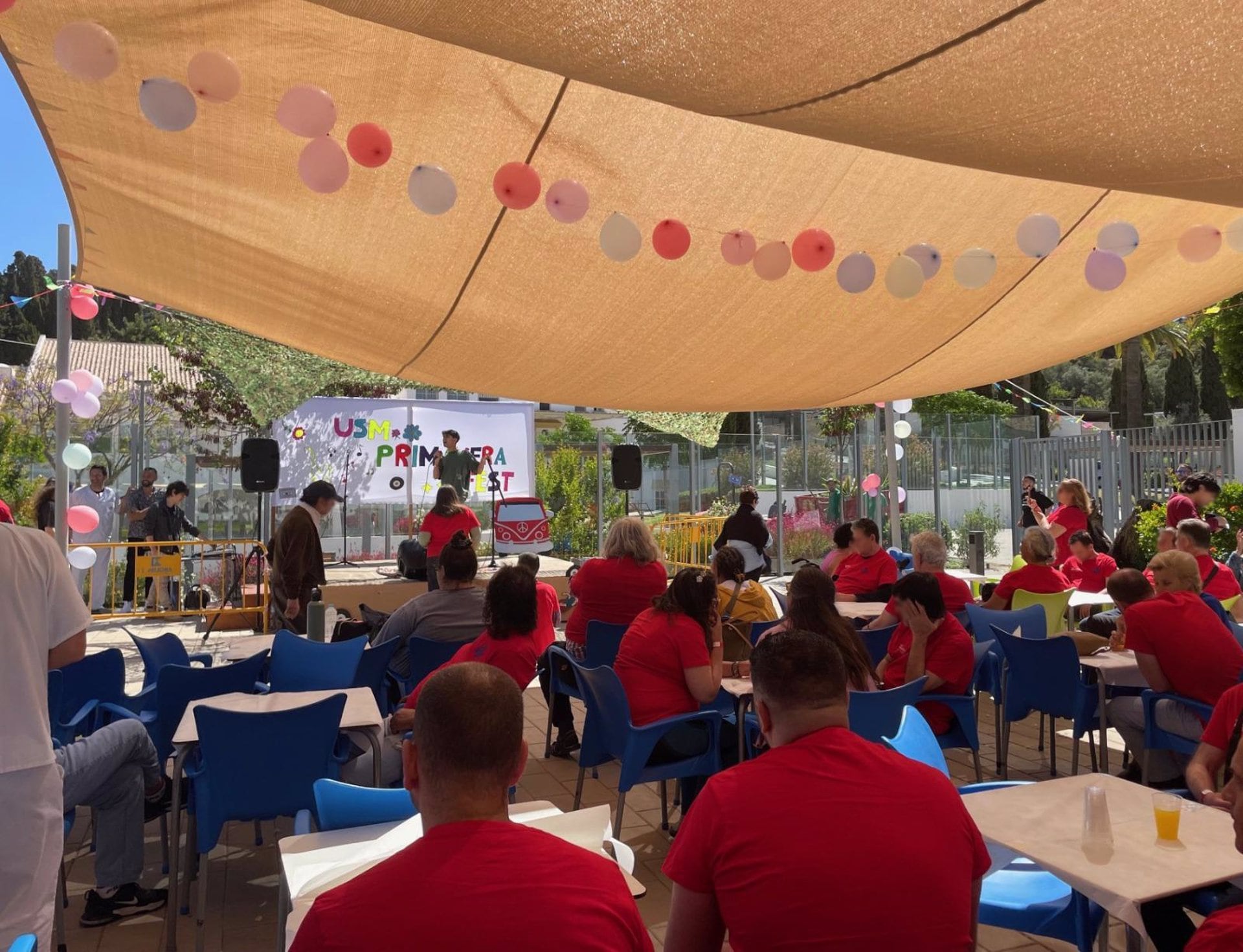 La fiesta ha reunido a profesionales y voluntarios que convirtieron el área ajardinada de la unidad en un pequeño festival. Además de la música en directo hubo un punto de encuentro de maquillaje y decoración