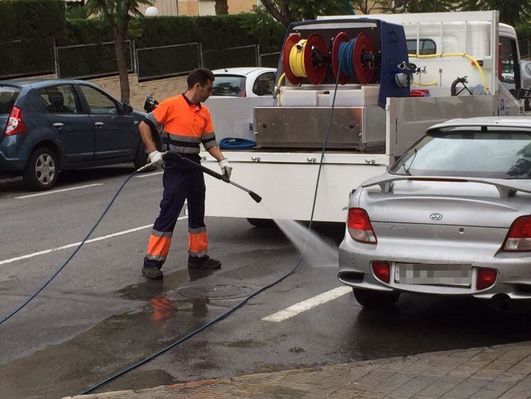 Un operario de UTE Alicante baldeando una calle (archivo)