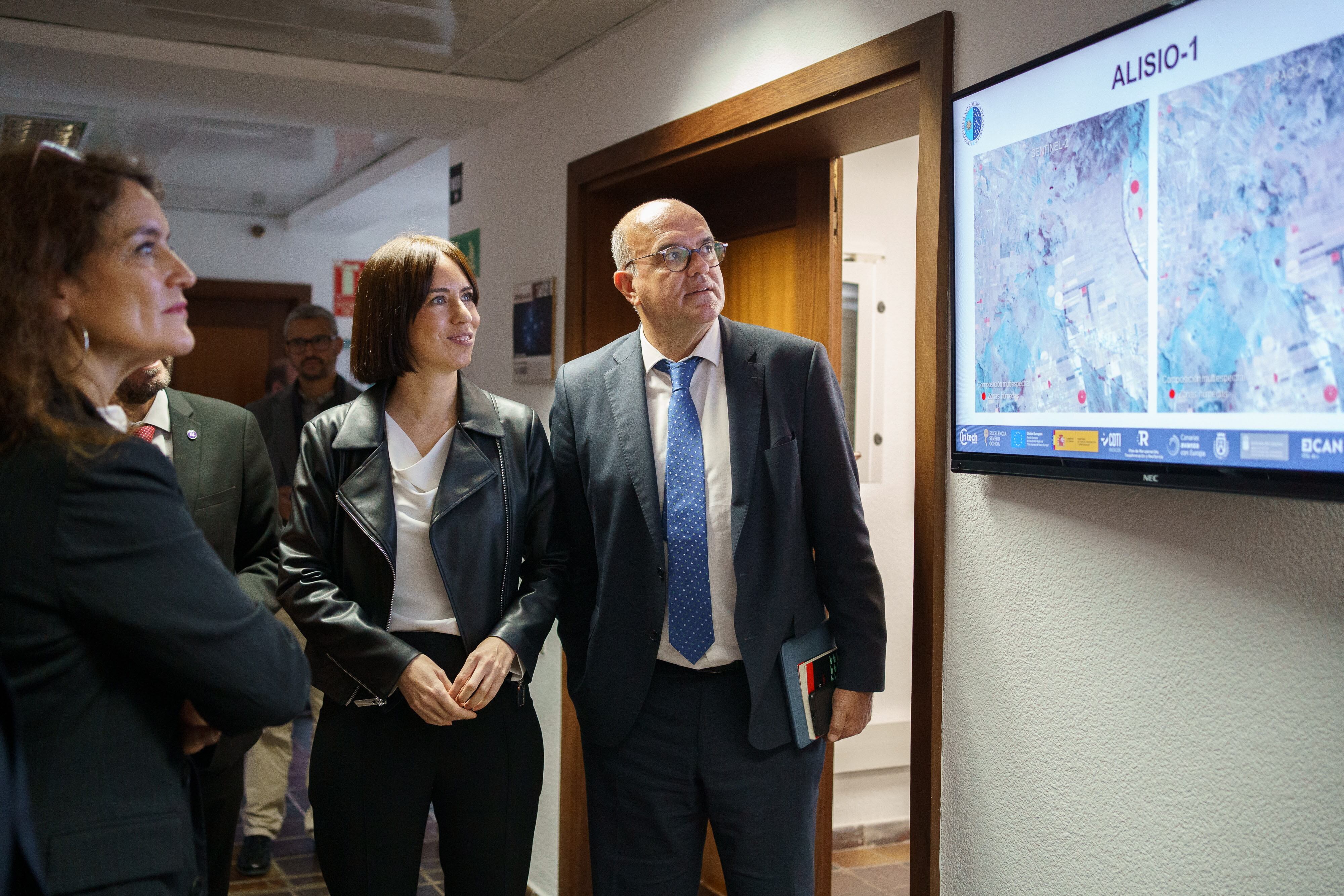 SANTA CRUZ DE TENERIFE (ESPAÑA), 17/01/2024.- La ministra de Ciencia e Innovación y Universidades, Diana Morant (c), junto al delegado del Gobierno en Canarias, Anselo Pestana (d) momentos antes del inicio de la reunión del Consejo Rector del IAC. EFE/Ramón de la Rocha

