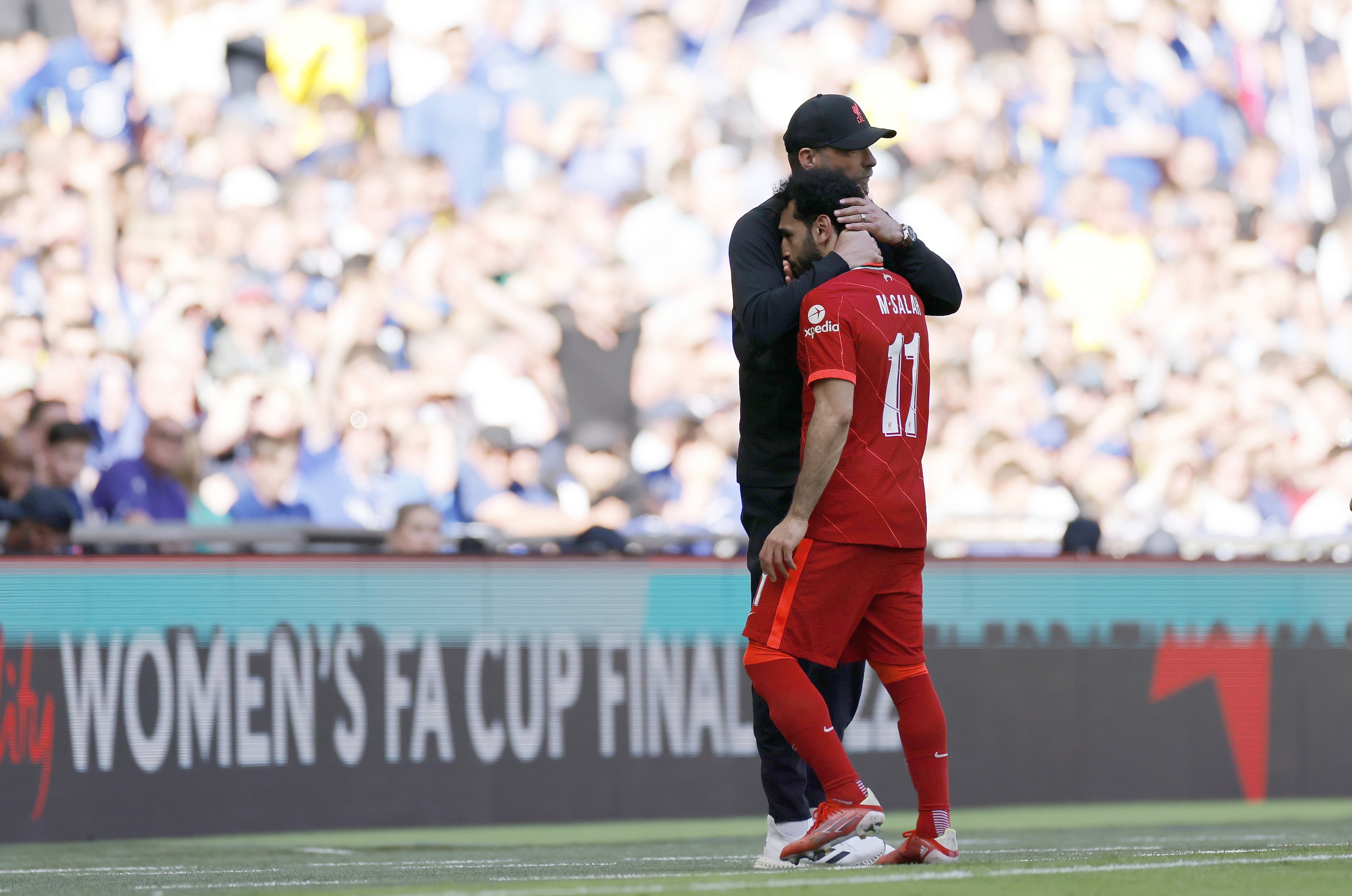 Mohamed Salah con Jurgen Klopp tras ser sustituido en la final de la FA Cup.