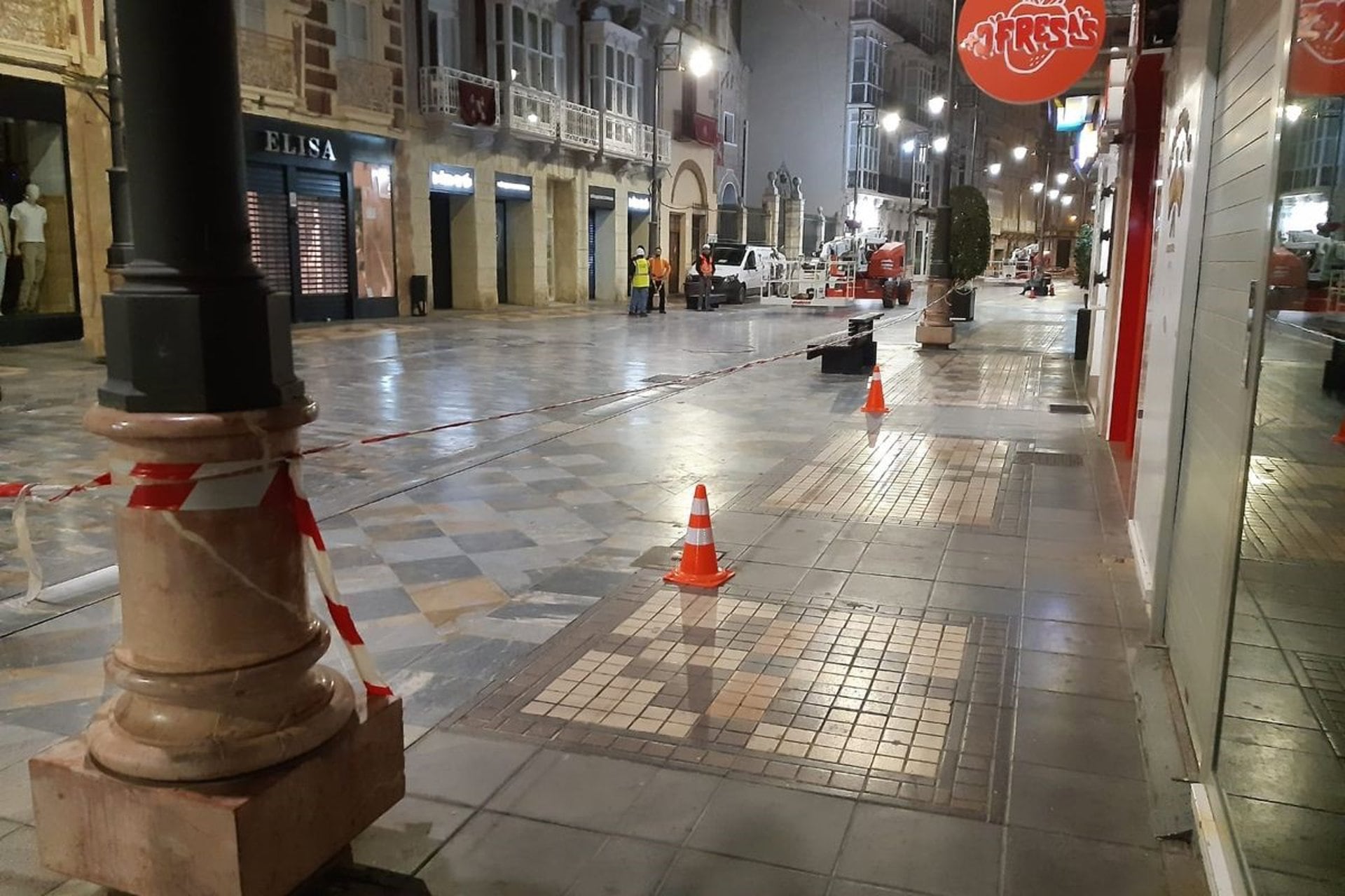 14/04/2026 Instalan la estructura de Teselas en la calle del Carmen y el miércoles llegan las primeras telas.
La estructura del proyecto Teselas, la instalación para proyectar sombra en los meses del verano en el centro de Cartagena, ya ha comenzado en la calle del Carmen con el montaje nocturno del sistema de cables sobre los anclajes colocados antes de Semana Santa. La alcaldesa, Noelia Arroyo, ha explicado que este trabajo constituye el paso previo a la colocación de las telas, que comenzará a partir de la noche del miércoles en el primer tramo de la vía.

POLITICA ESPAÑA EUROPA MURCIA SOCIEDAD
AYUNTAMIENTO DE CARTAGENA
