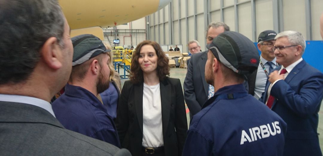 La presidenta de la Comunidad de Madrid, Isabel Díaz Ayuso, durante su visita a Airbus en Getafe