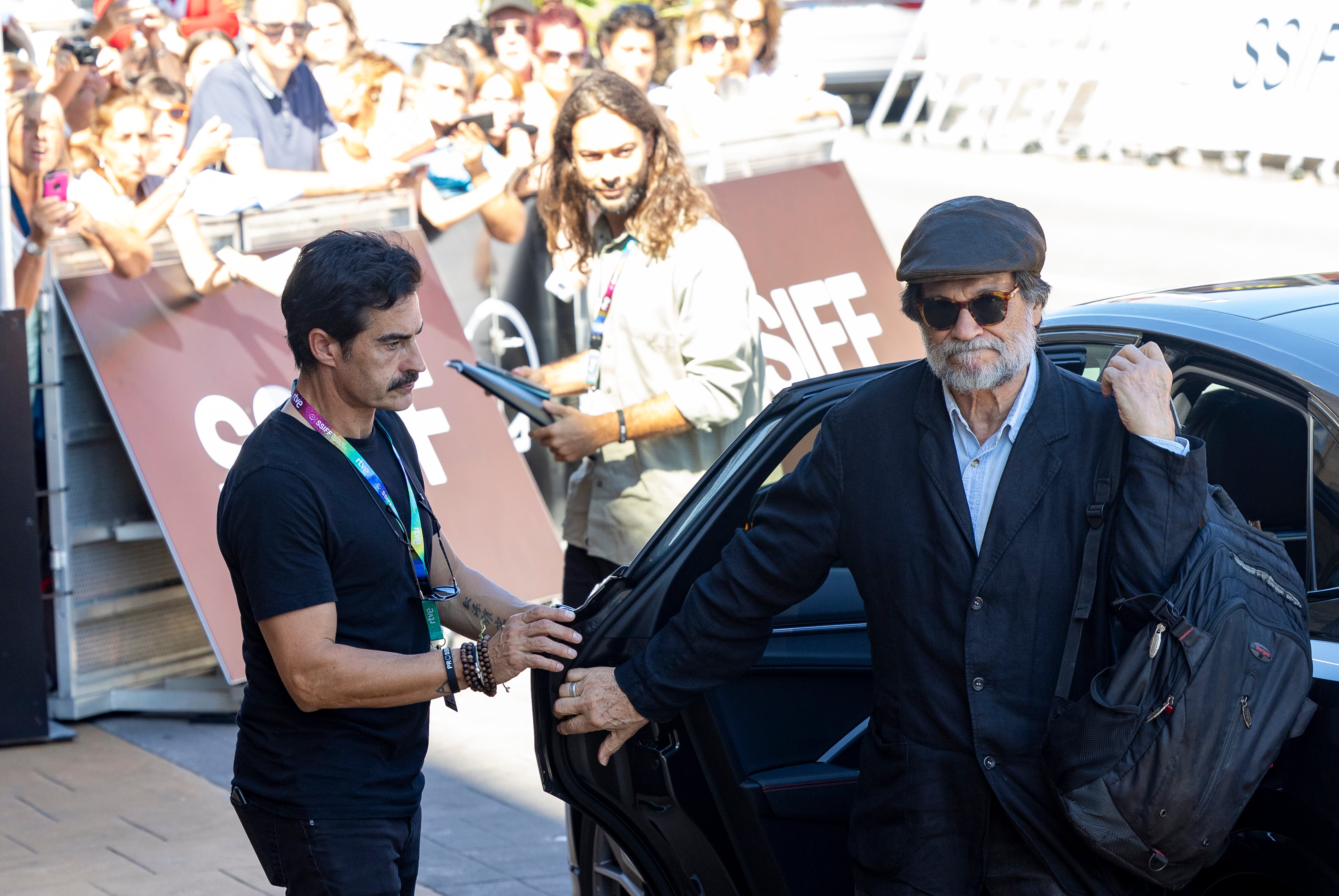 SAN SEBASTIÁN, 28/09/2023.- El cineasta Víctor Erice a su llegada este jueves al 71 Festival Internacional de Cine de San Sebastián, donde mañana recibirá el Premio Donostia. EFE/Javier Etxezarreta
