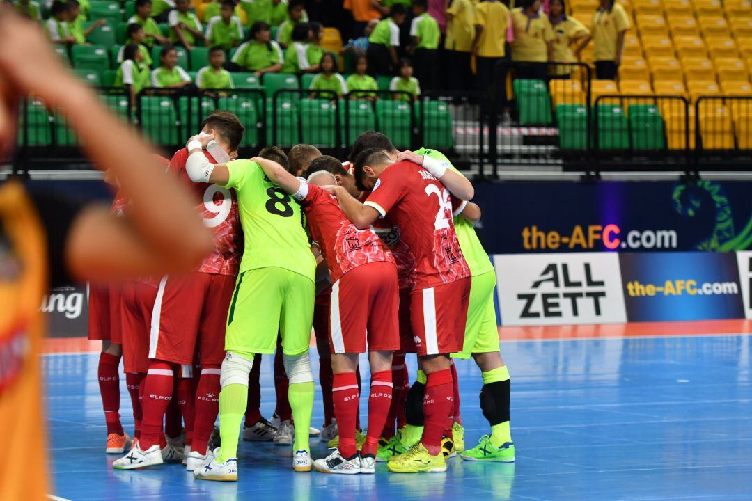 Los jugadores de ElPozo hacen piña en el partido contra Magnus