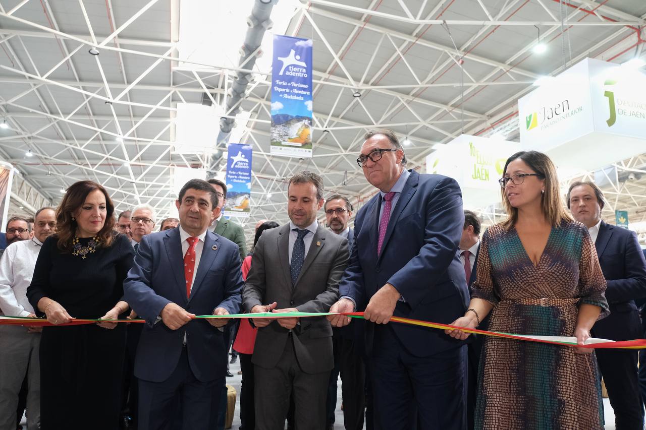 De izquierda a derecha, la subdelegada del gobierno, Catalina Madueño; el presidente de la Diputación, Francisco Reyes, el alcalde de Jaén, Julio Millán; el consejero de Turismo, Arturo Bernal, y la presidenta de Ferias Jaén, África Colomo.