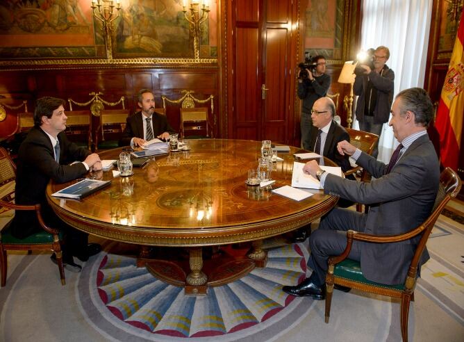 Reunión del consejero Javier González Ortiz con  el ministro Cristóbal Montoro