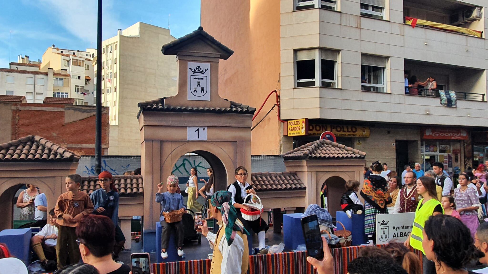 Carroza con la imagen de la Puerta de Hierros